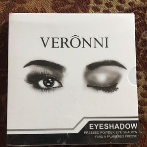 VERONNI Eyeshadow brand new still has plastic